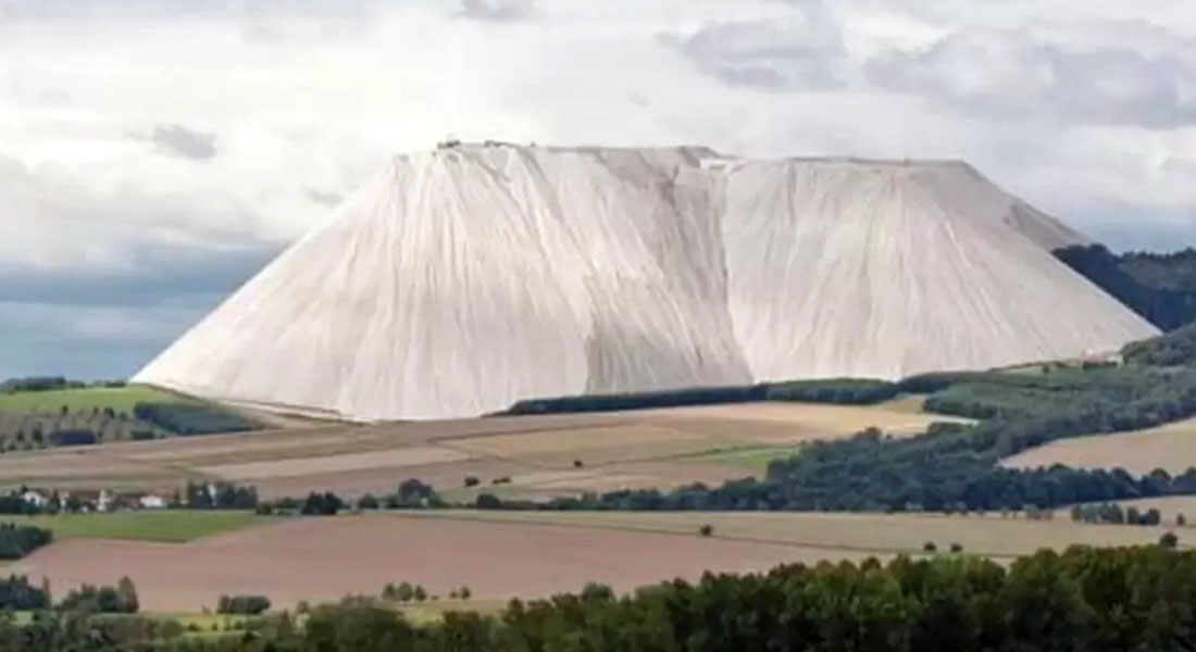 গরমের সময় পাহাড়ের চূড়ায় বরফ জমে থাকে কেন?