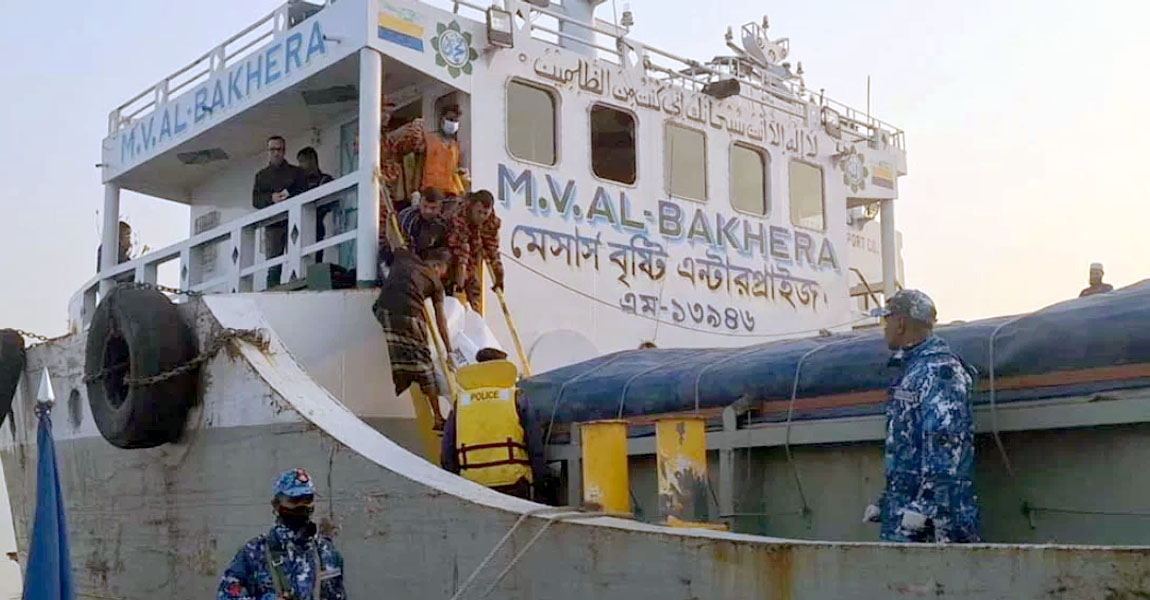 চাঁদপুরের মেঘনায় জাহাজে ৫ মরদেহ, হাসপাতালে মারা গেলেন আরও ২ জন